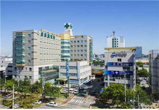 시화국가산업단지 입주 의료법인 센트럴병원(이사장 성대영)이 지난달 말 보건복지부 의료기관평가인증원으로부터 의료서비스 질과 환자안전관리 수준이 우수하다는 인증을 받았다고 5일 밝혔다. 센트럴병원은 국제적 수준으로 강화된 인증 조사기준에 따라 환자진료체계, 지원체계, 성과관리체계 등 4개 영역 13개 장(chapter) 91개 기준 537개 조사항목에서 우수한 평가를 받았다. 이에 따라 2016년 12월부터 2020년 12월까지 유효한 인증서와 정부 공인 인증마크를 사용할 수 있는 권리도 갖게 됐다. 시흥시 정왕동에 위치한 센트럴병원 전경. 센트럴병원 제공